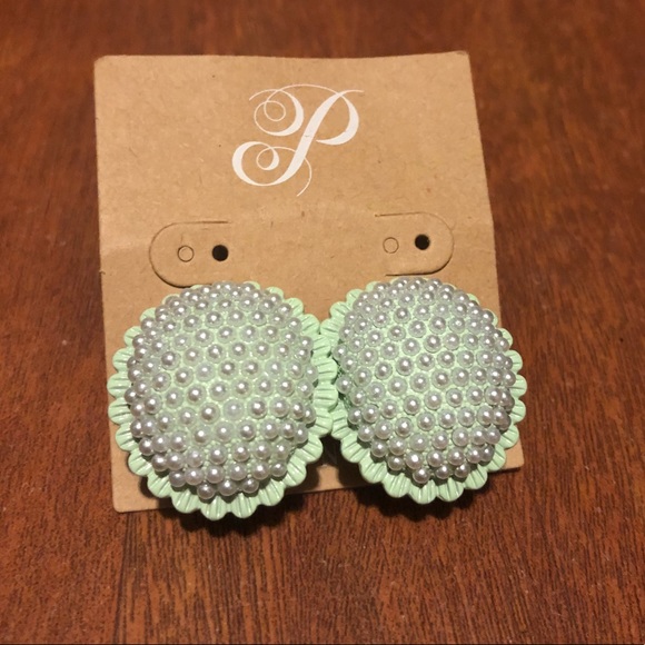 Plunder mint green post earrings with mini pearls - Picture 2 of 3